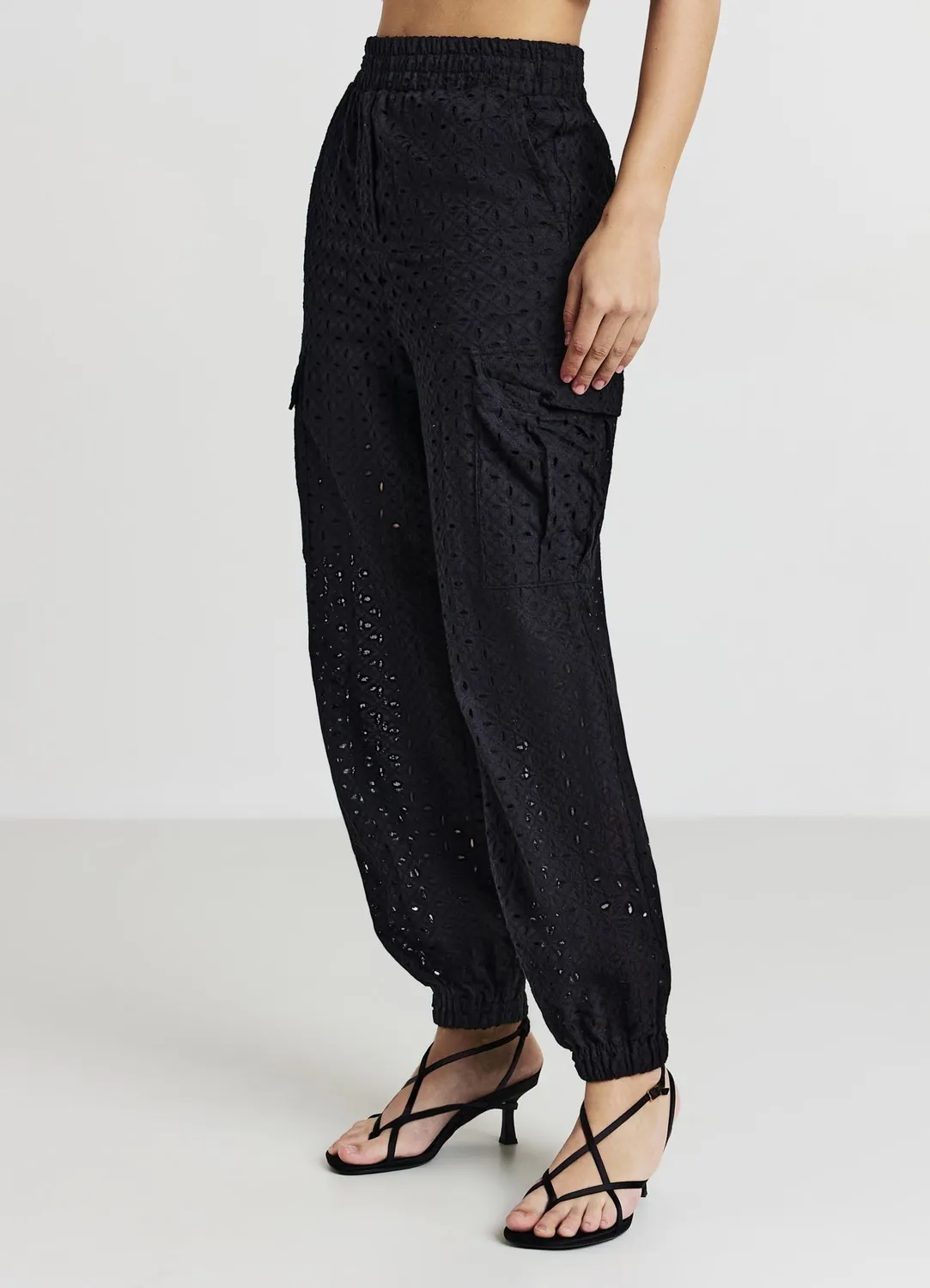 Calliope Pantalon cargo coton broderie femme