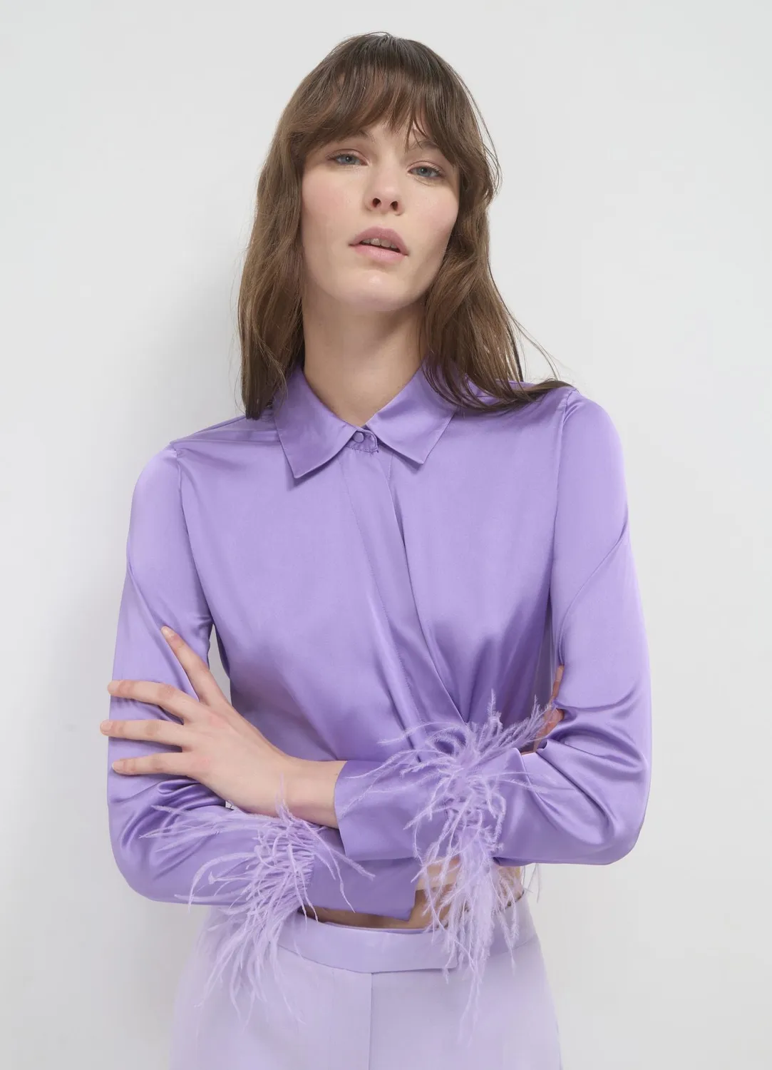 Calliope chemise satinée plumes femme longues