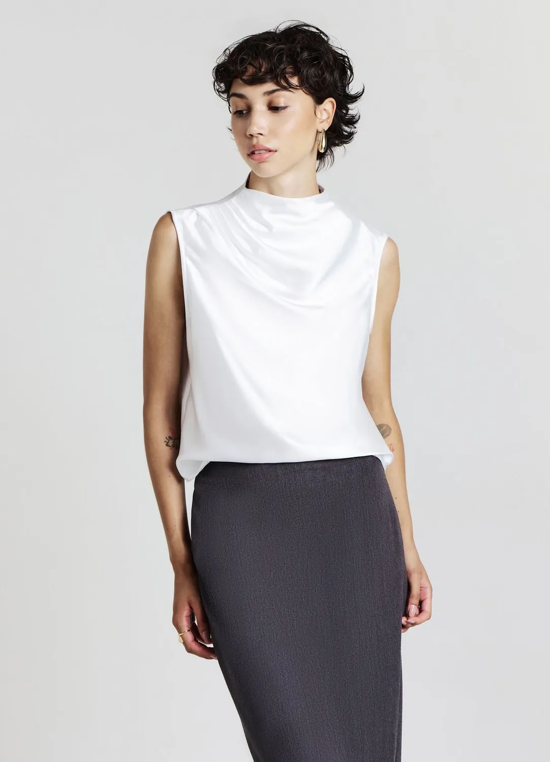 Calliope top satiné col rond sans manches femme
