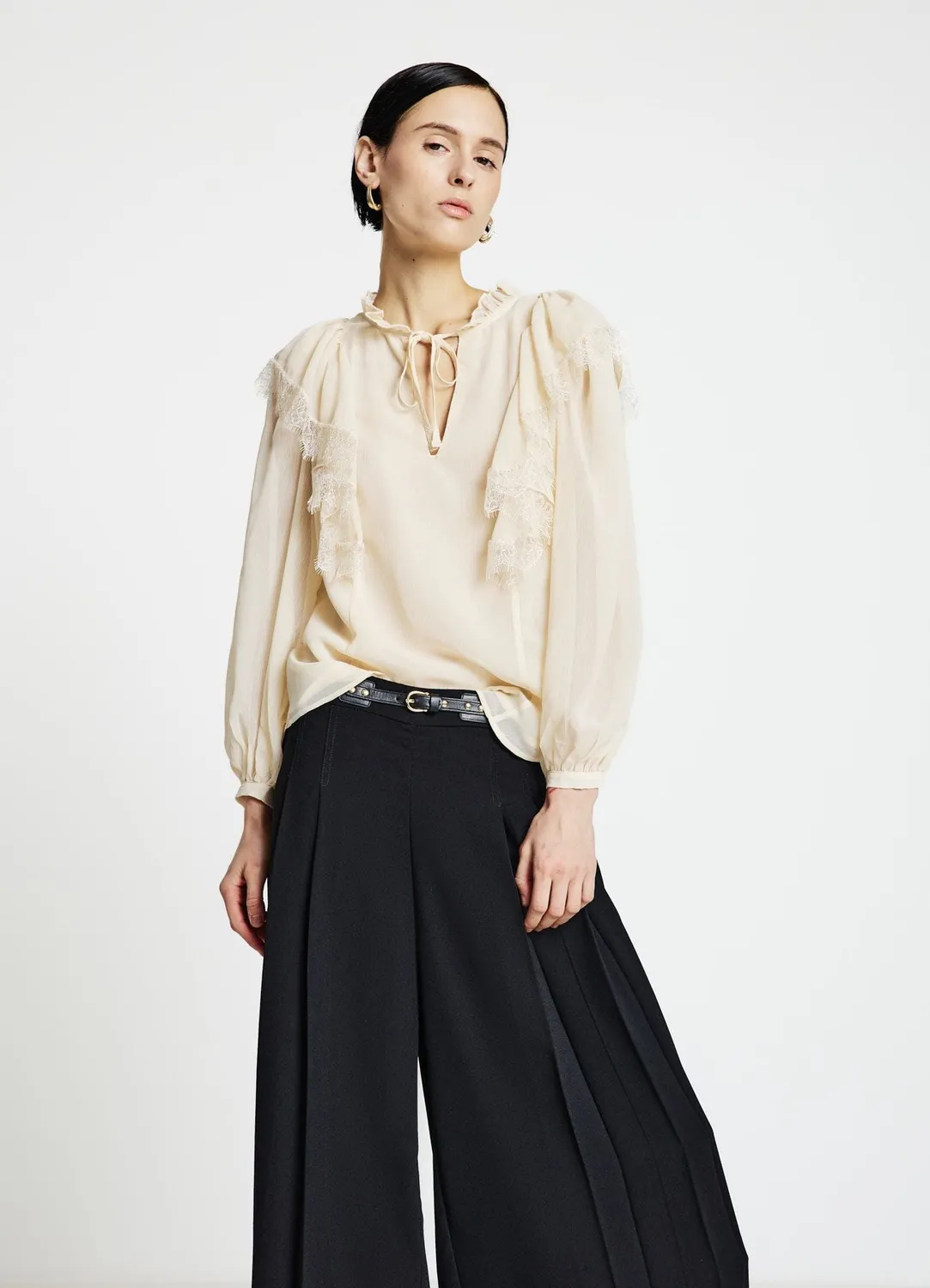 Calliope Blouse femme volants dentelle laçage