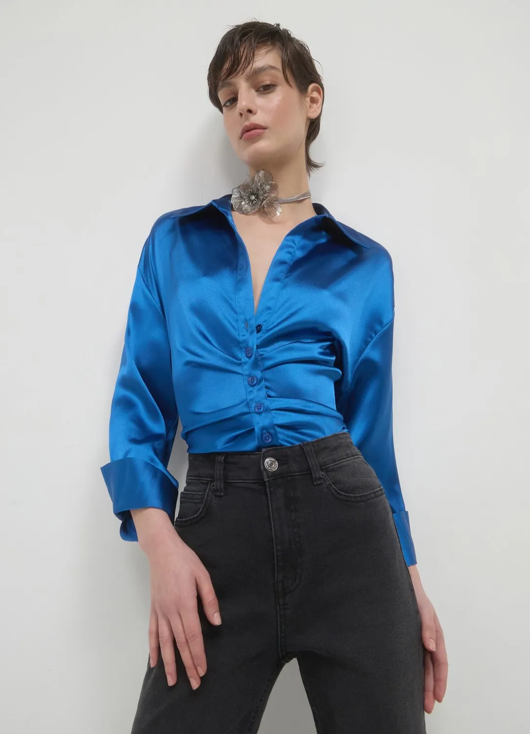 Calliope chemise femme satinée crop à boutons