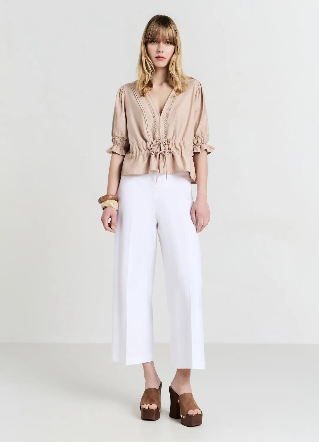 Calliope ricamo a jour blouse col V manches courtes