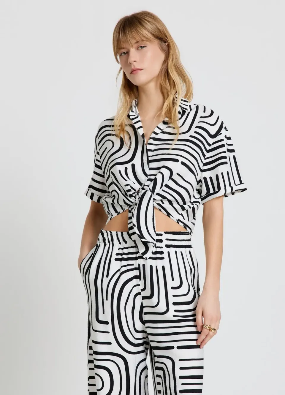 Calliope chemise nouée imprimé graphique femme manches courtes