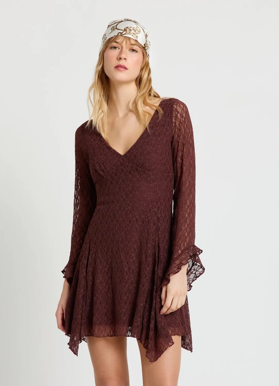 Calliope robe courte dentelle col V fleurs