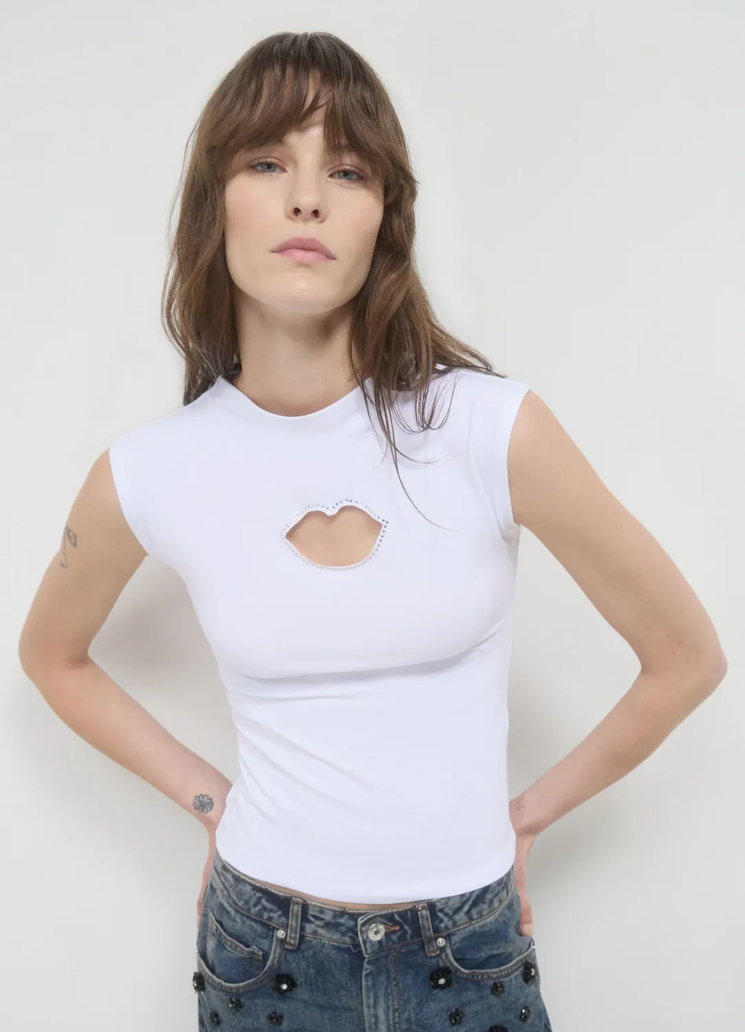 Calliope cut out t-shirt femme bouche strass