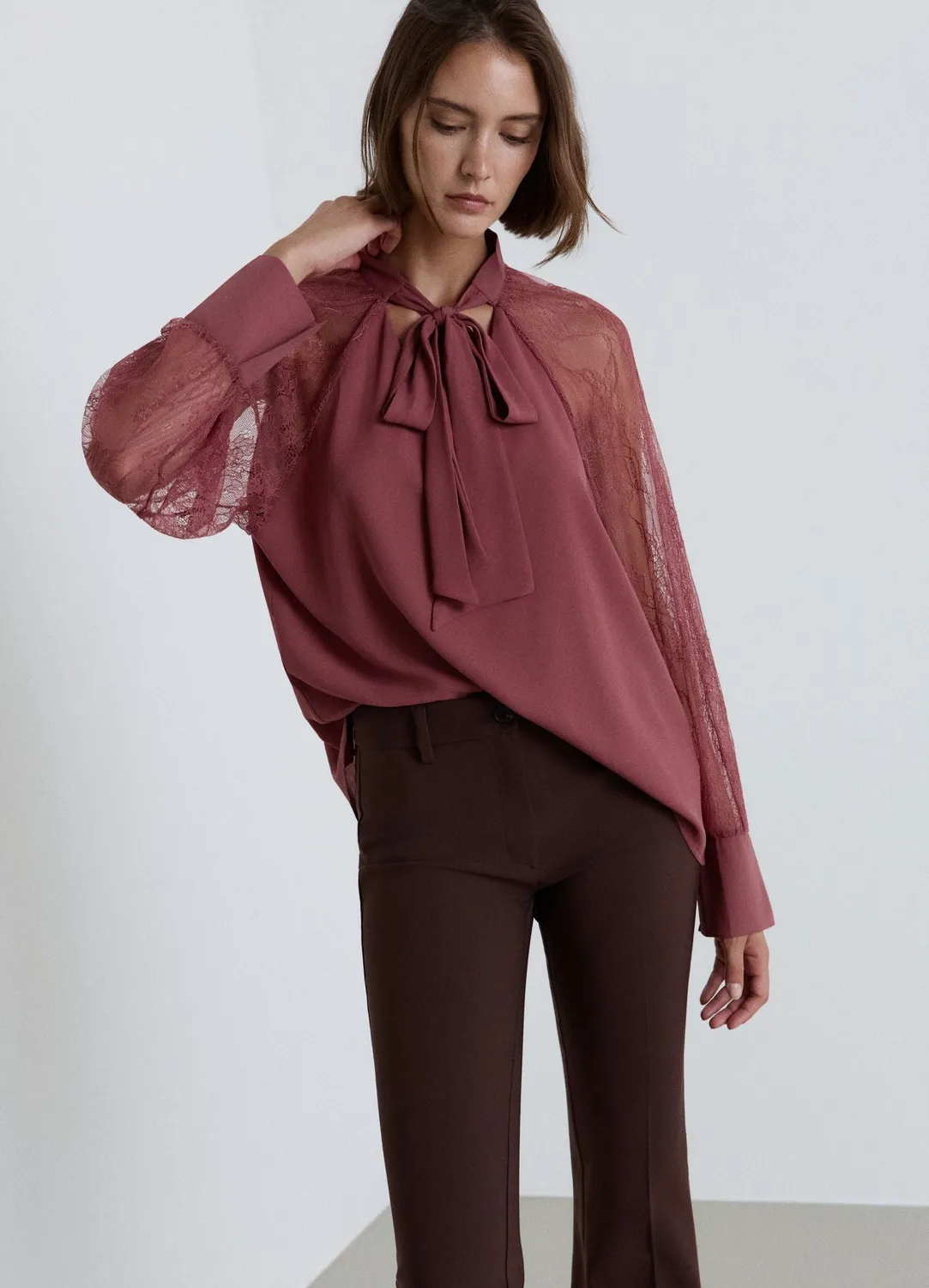 Calliope blouse nœud dentelle femme unie