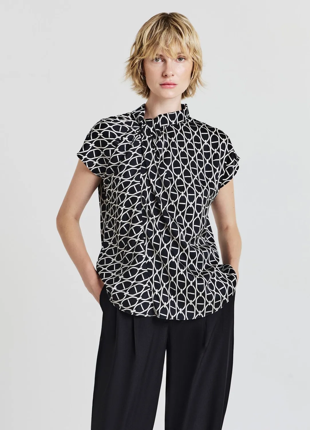 Calliope chemise sans manches col coréen nœud