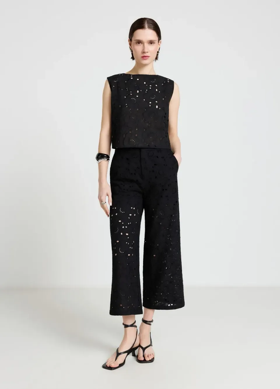 Calliope top femme broderie florale sans manches court