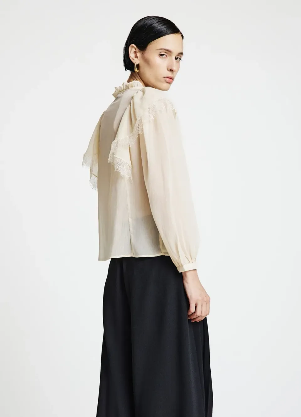Calliope Blouse femme volants dentelle laçage