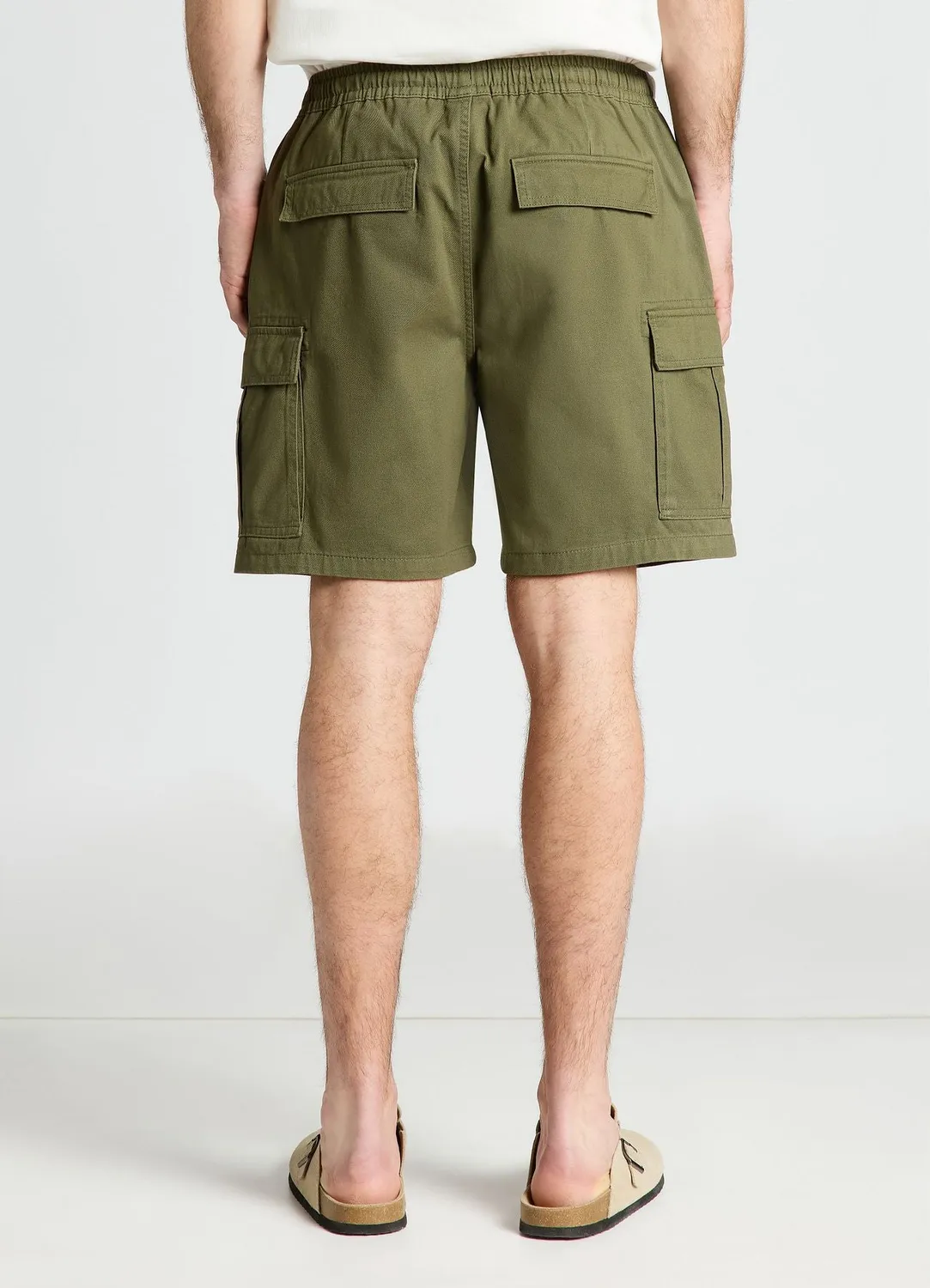 Calliope short jogger cargo homme dessus genou