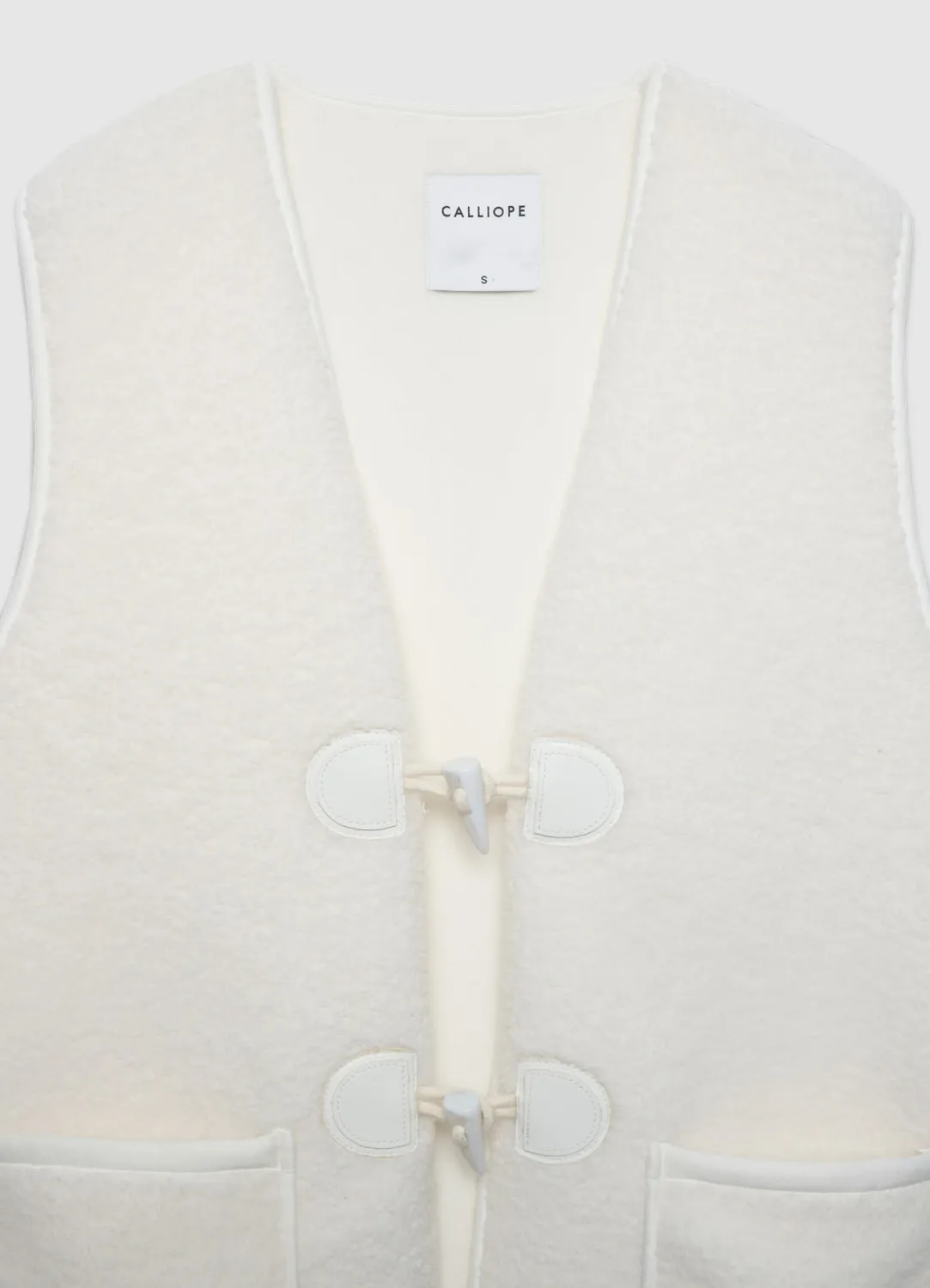 Calliope gilet peluche femme col V à brandebourgs
