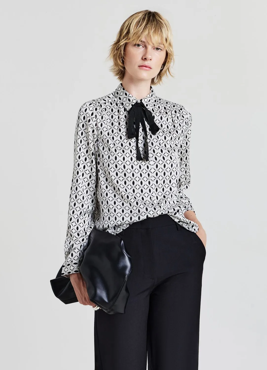 Calliope chemise satinée motif lavallière manches longues