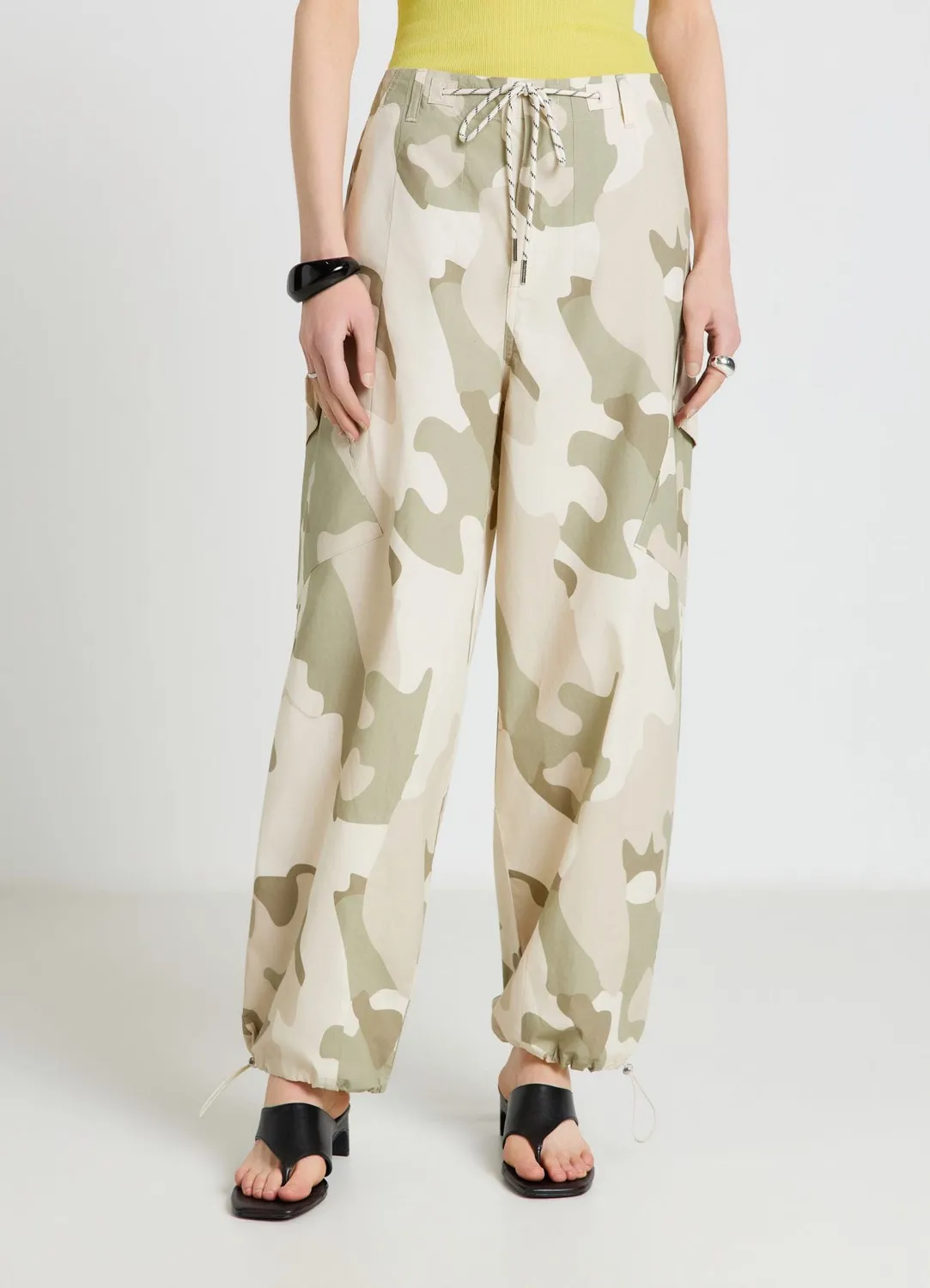 Calliope pantalon cargo camouflage femme coulisse