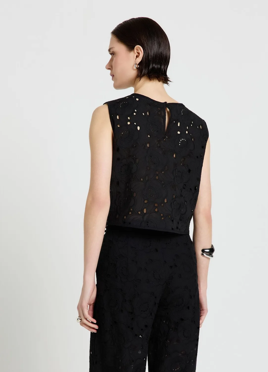 Calliope top femme broderie florale sans manches court