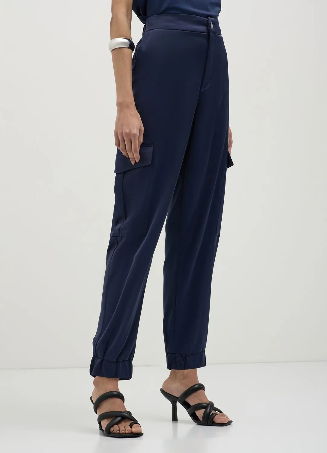 Calliope pantalon cargo satiné femme