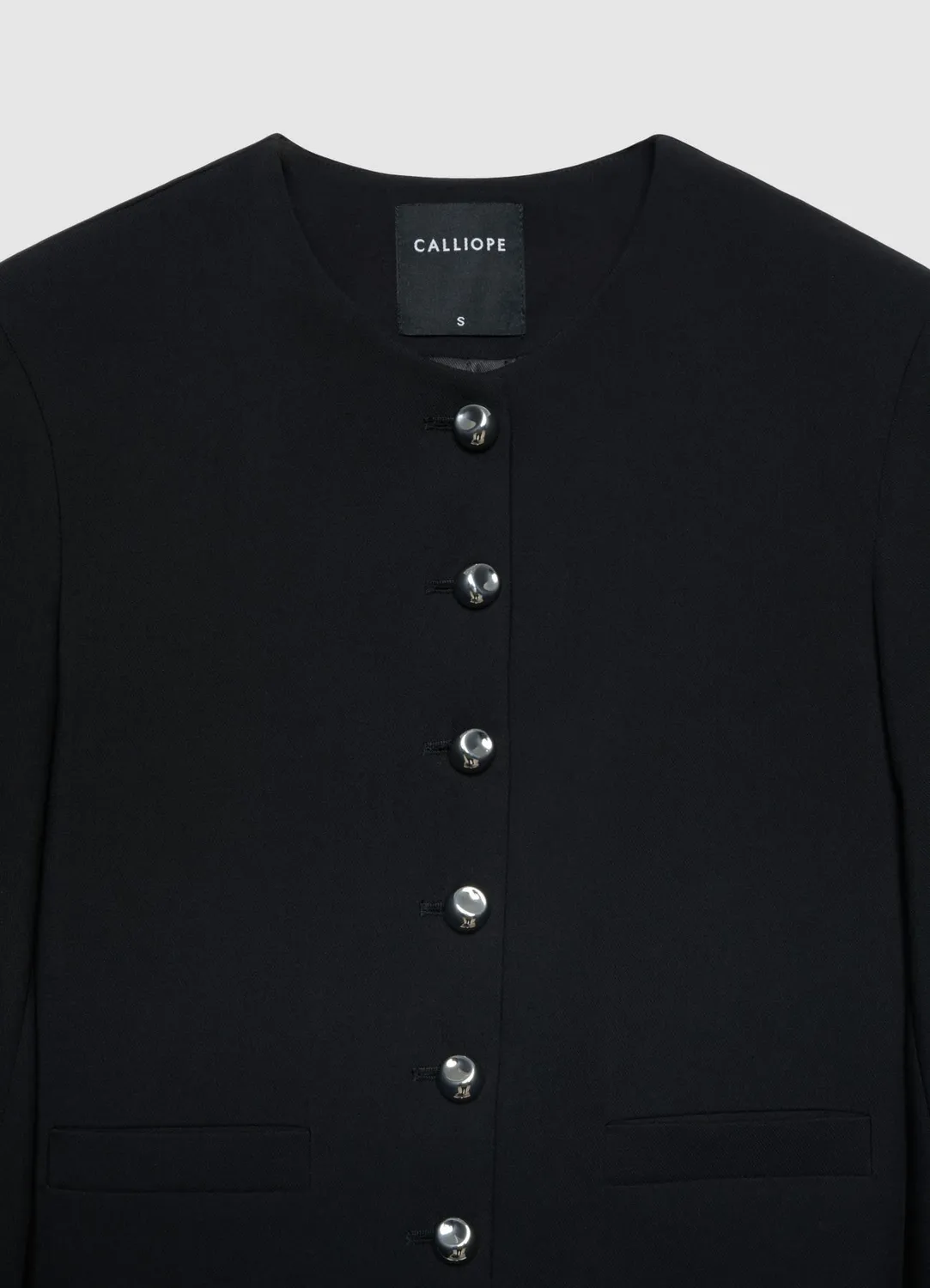 Calliope veste courte sans col boutonnée unie