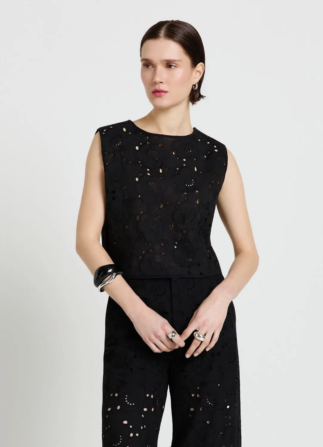 Calliope top femme broderie florale sans manches court
