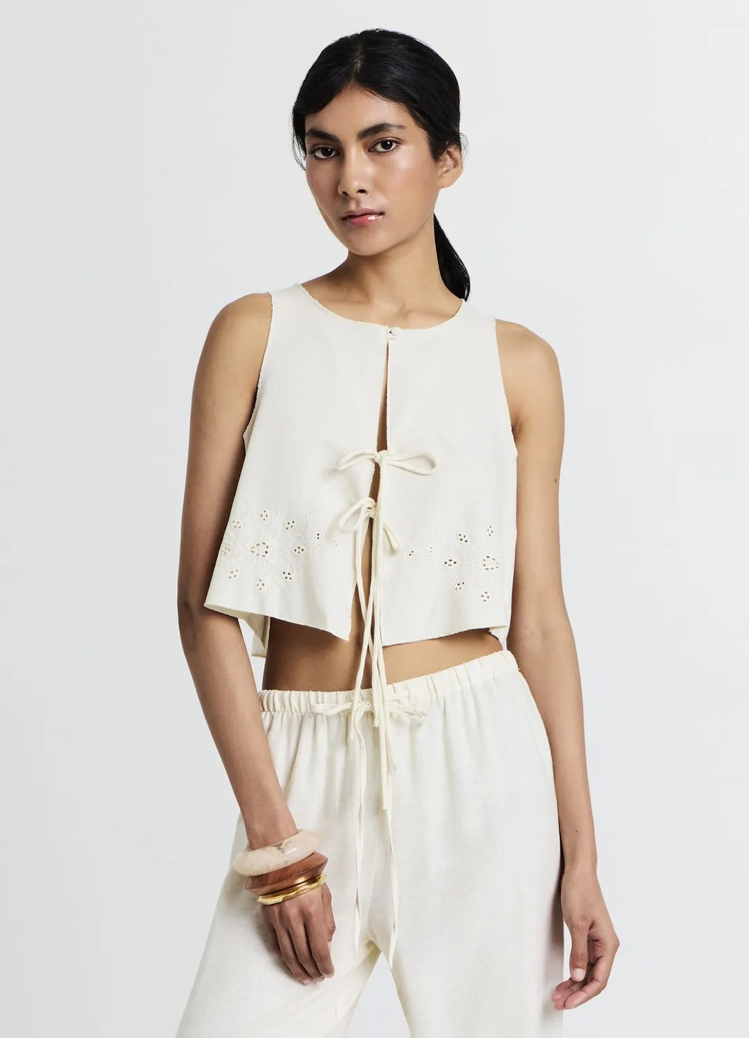 Calliope gilet brodé femme laçage devant coupe regular