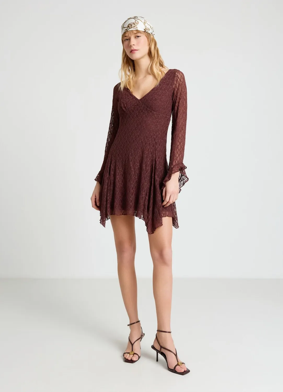 Calliope robe courte dentelle col V fleurs