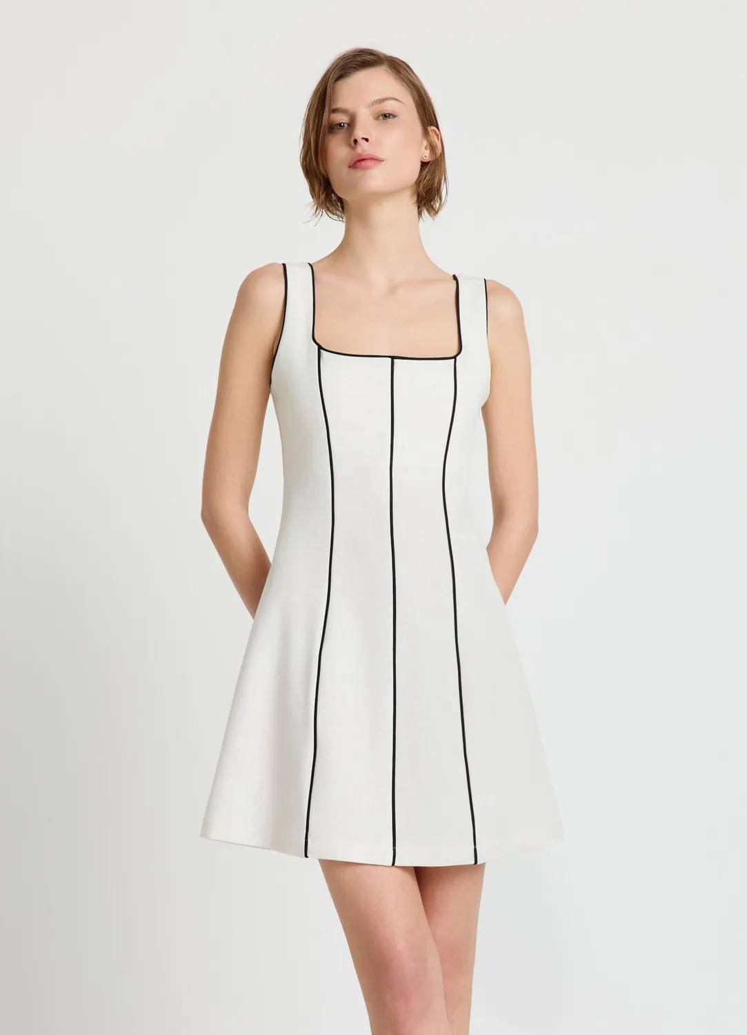 Calliope robe courte sans manches col carré contrastée