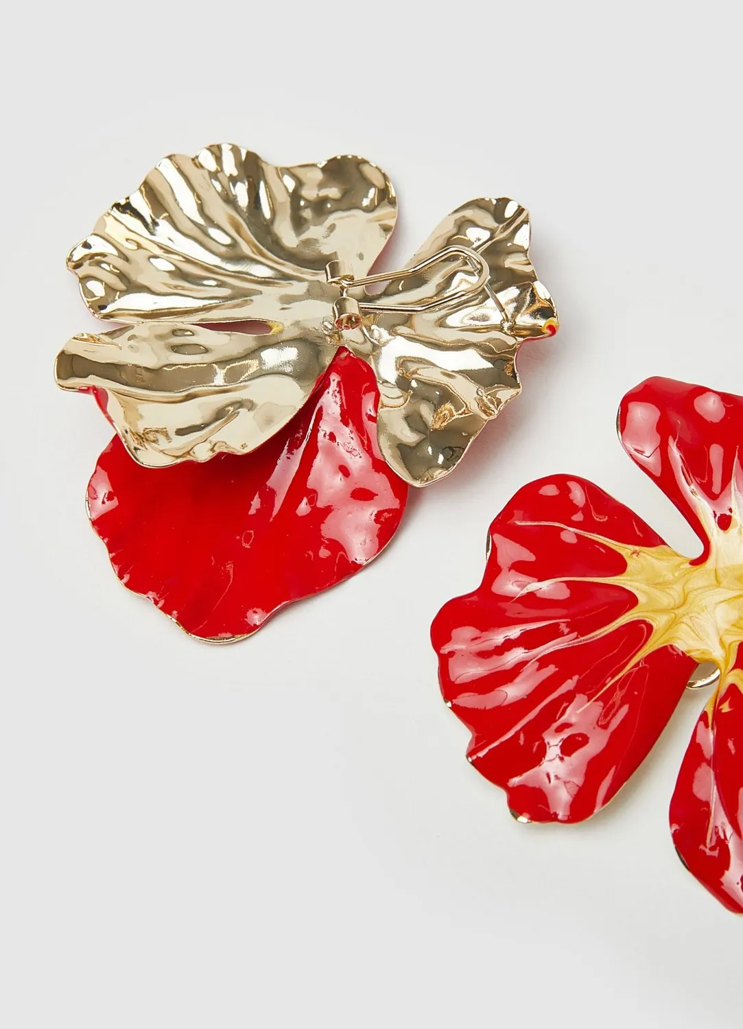 Calliope boucles oreilles fleur émaillée clip