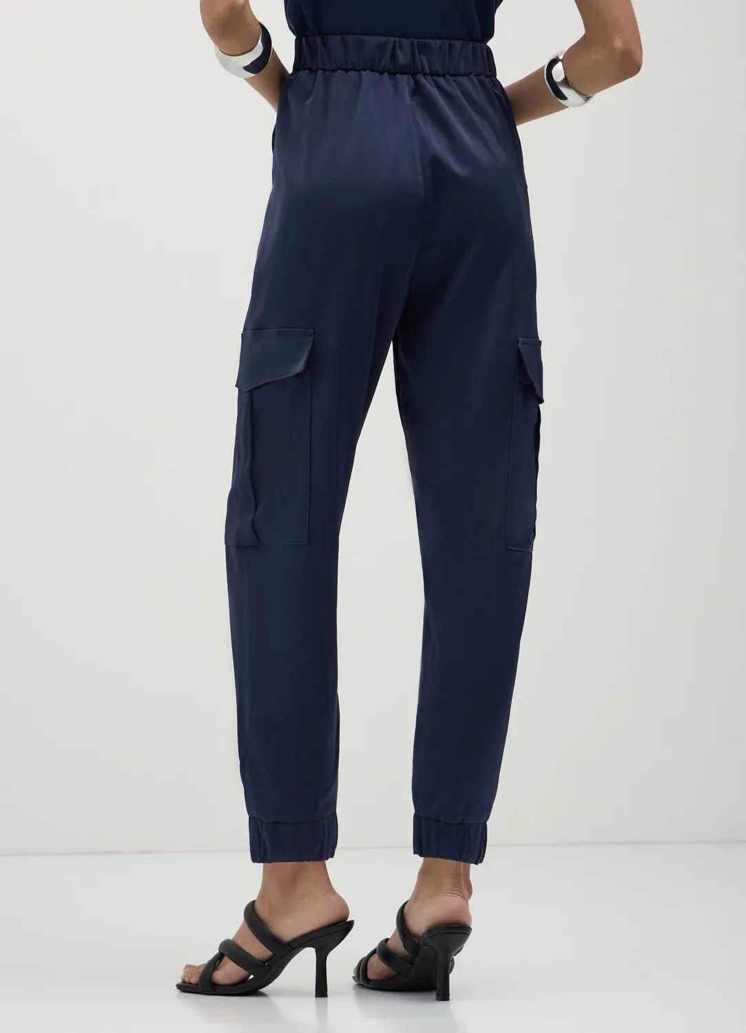 Calliope pantalon cargo satiné femme