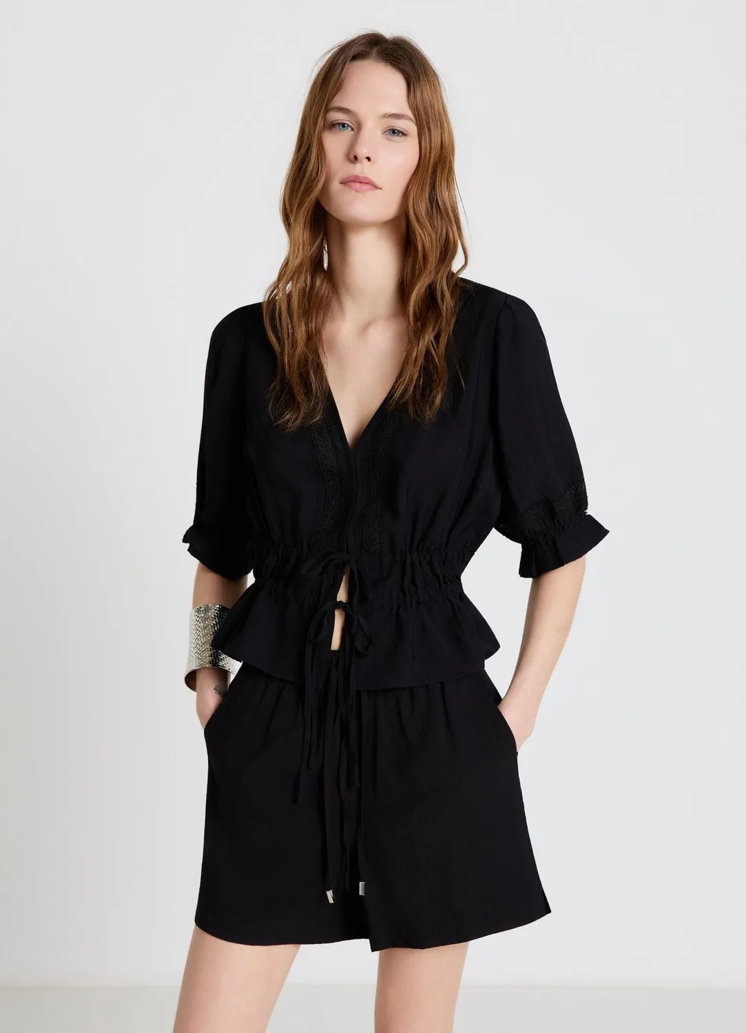 Calliope blouse femme ajourée col V à lacets