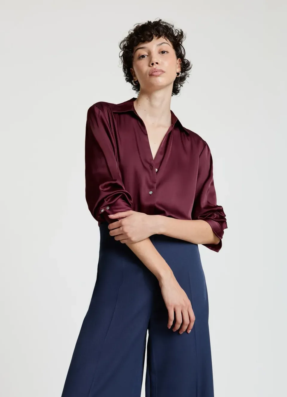 Calliope chemise satinée femme col V manches longues