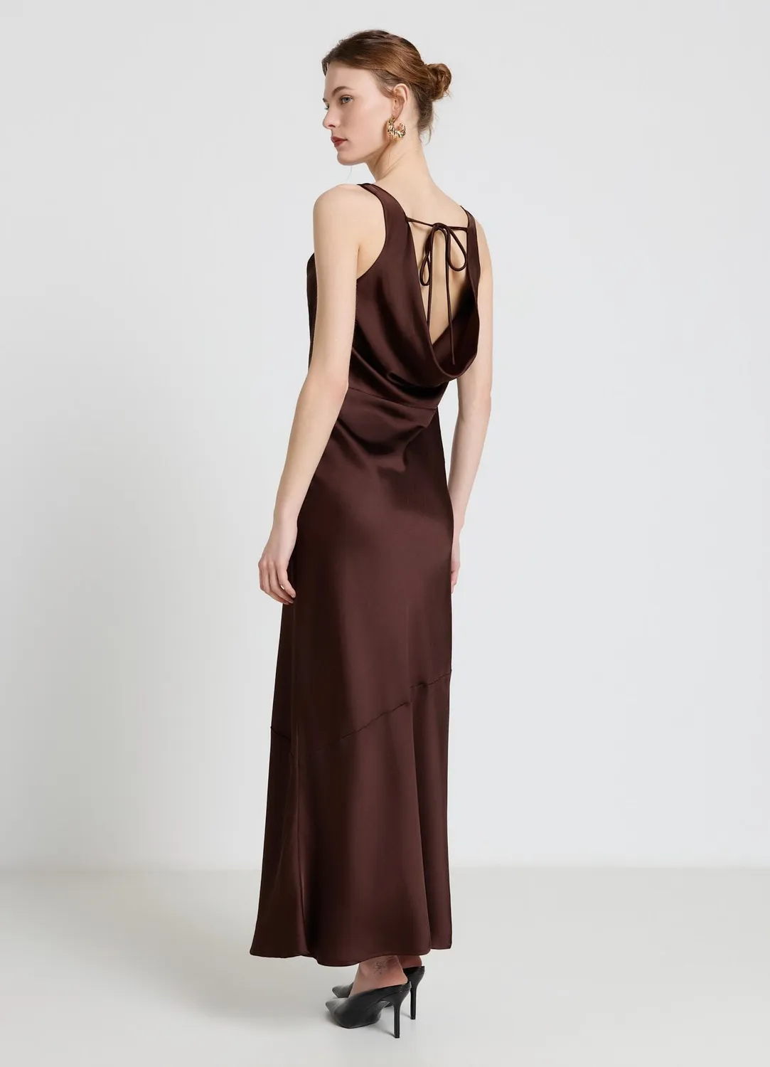 Calliope robe longue satin col drapé dos nu fleur