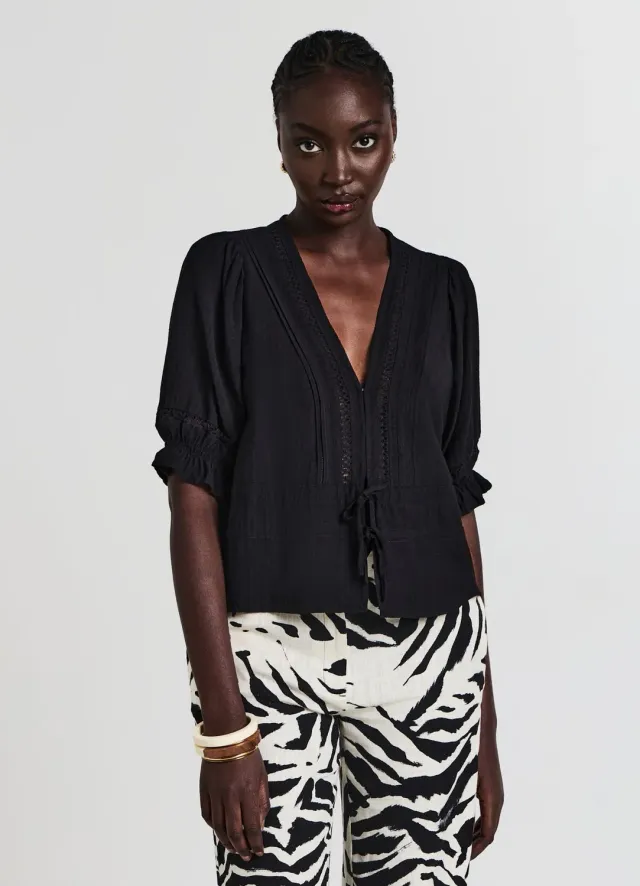 Calliope Blouse femme manches courtes col V broderie ajourée