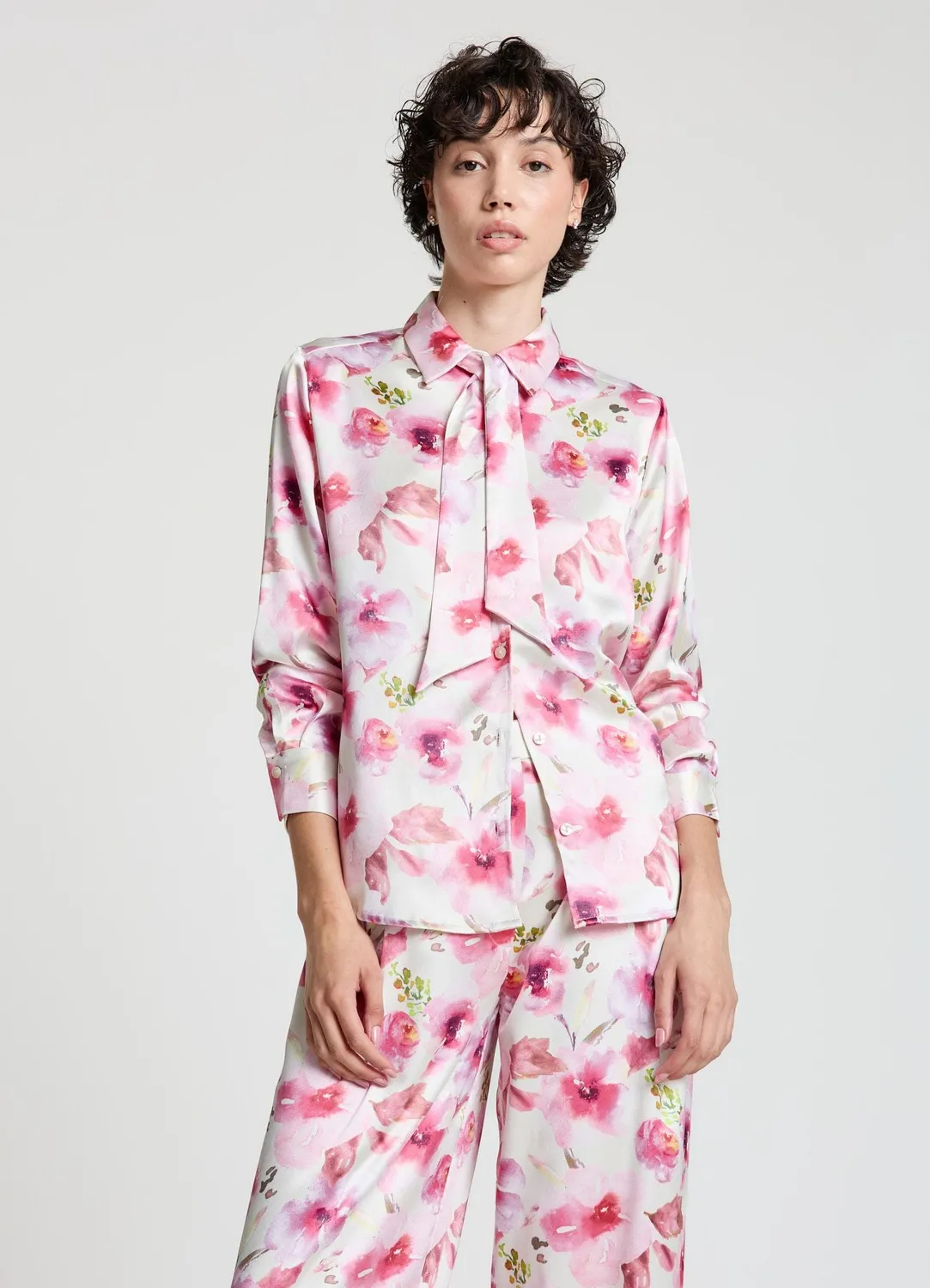 Calliope chemise fleurs femme satinée à cravate