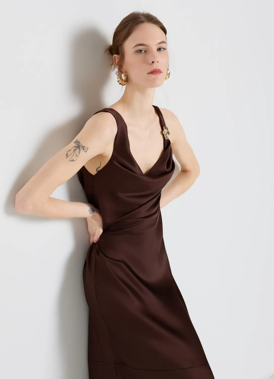 Calliope robe longue satin col drapé dos nu fleur