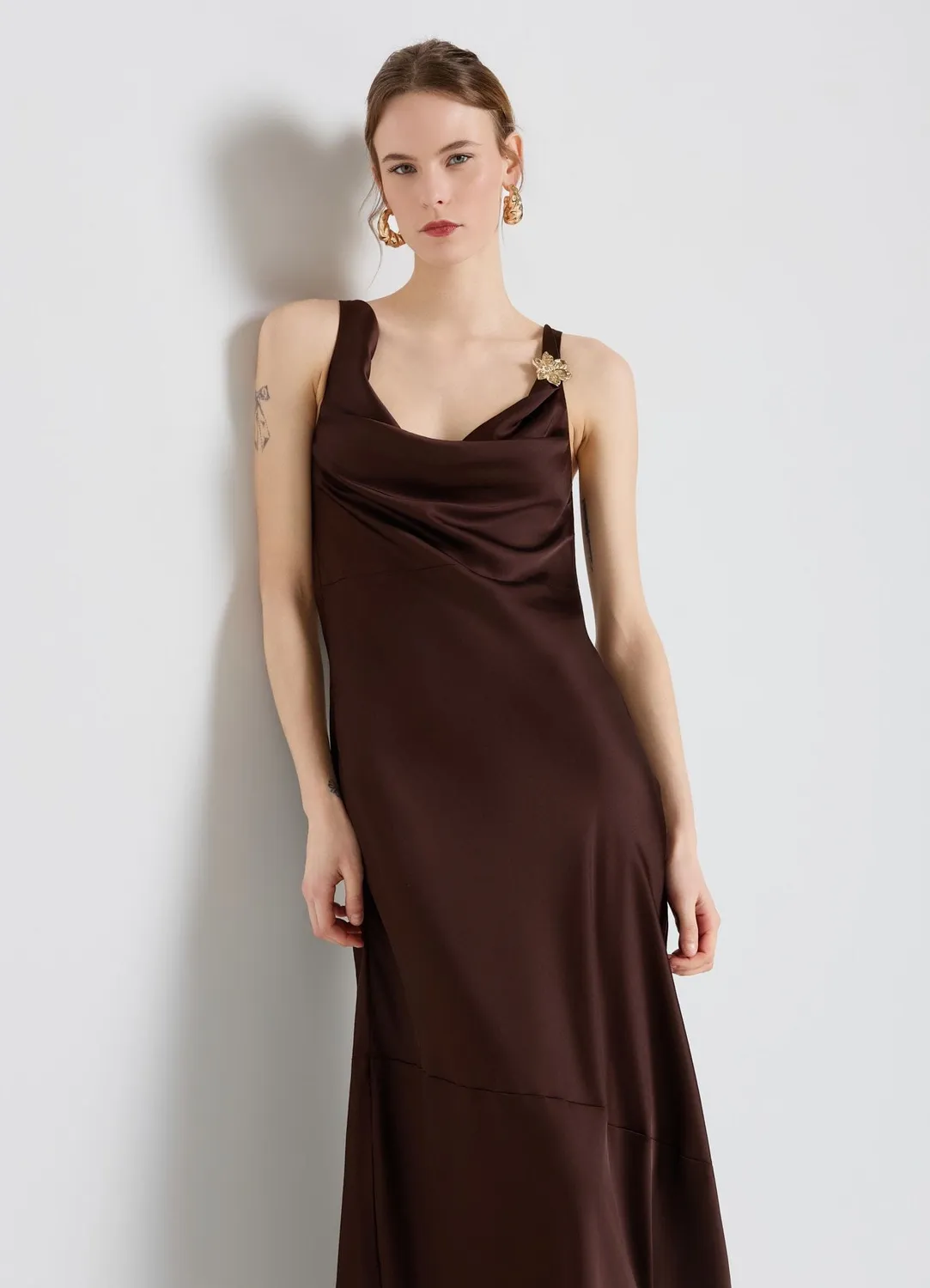 Calliope robe longue satin col drapé dos nu fleur