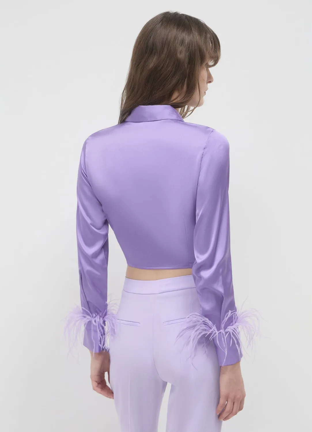 Calliope chemise satinée plumes femme longues