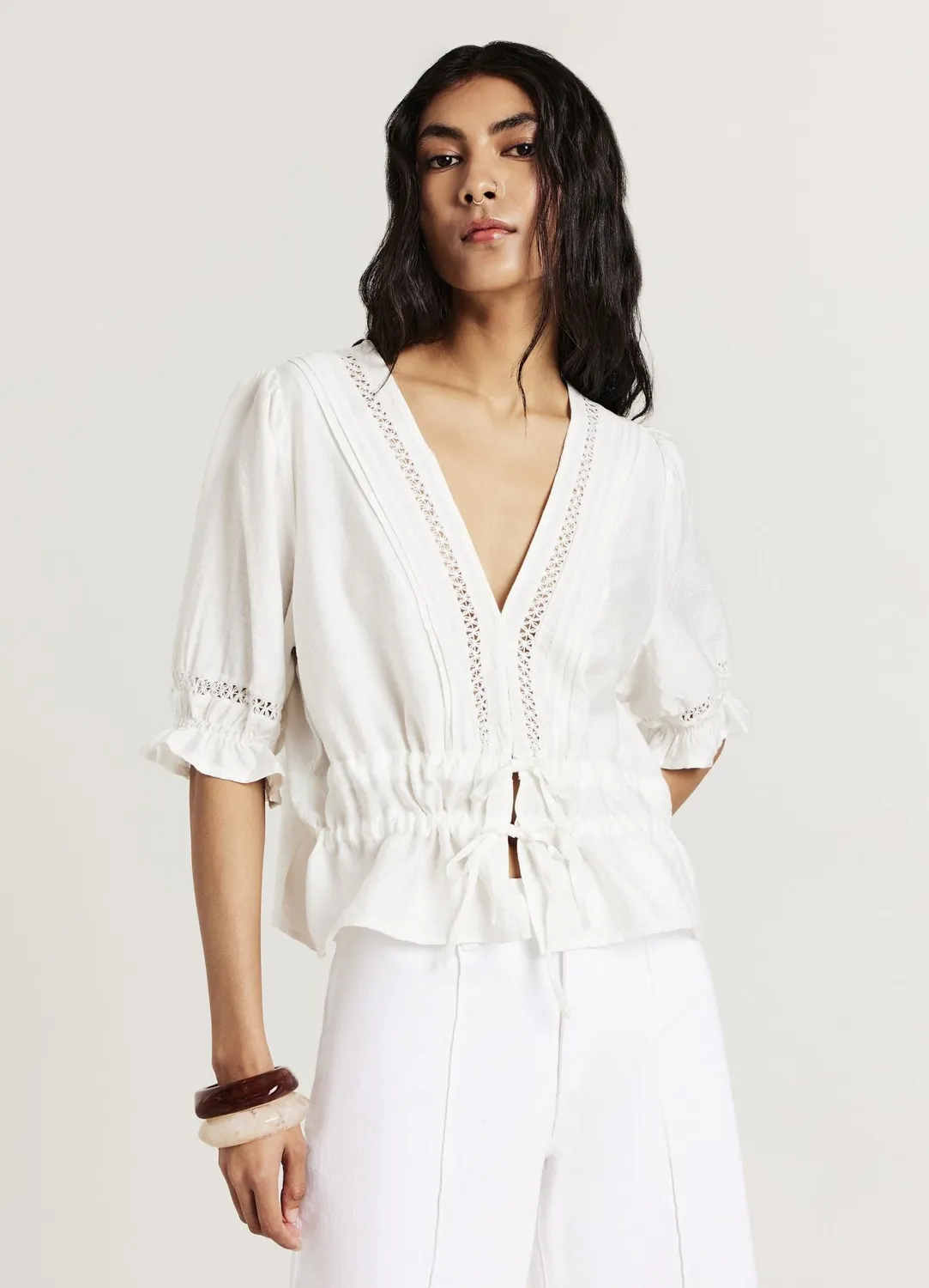 Calliope blouse broderie ajourée femme col V