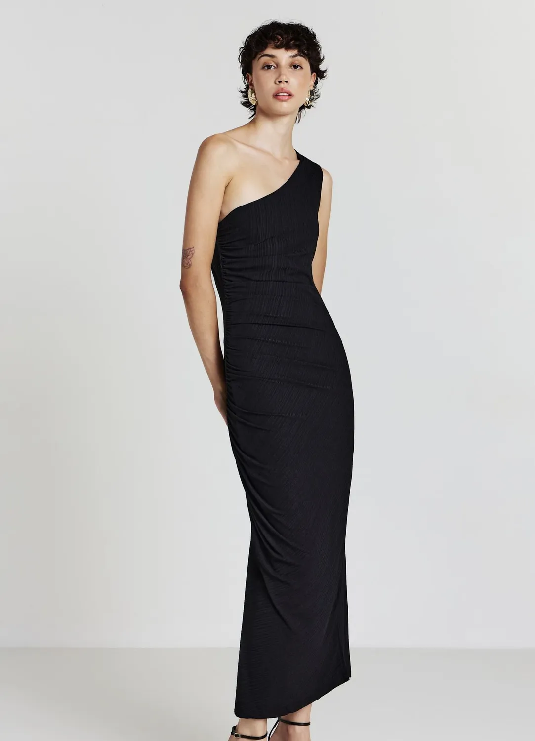 Calliope Atelier robe longue mono-épaule froncée